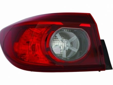 Accéder à la pièce Feu arrière extérieur gauche [Berline]