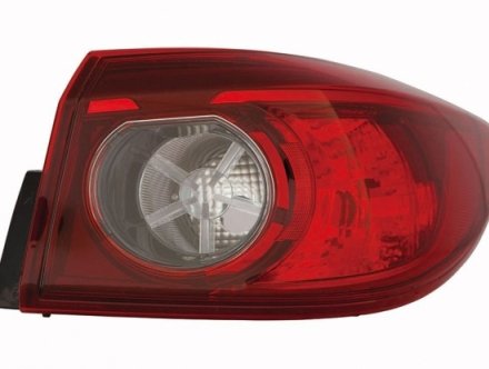 Accéder à la pièce Feu arrière extérieur droit [Berline]