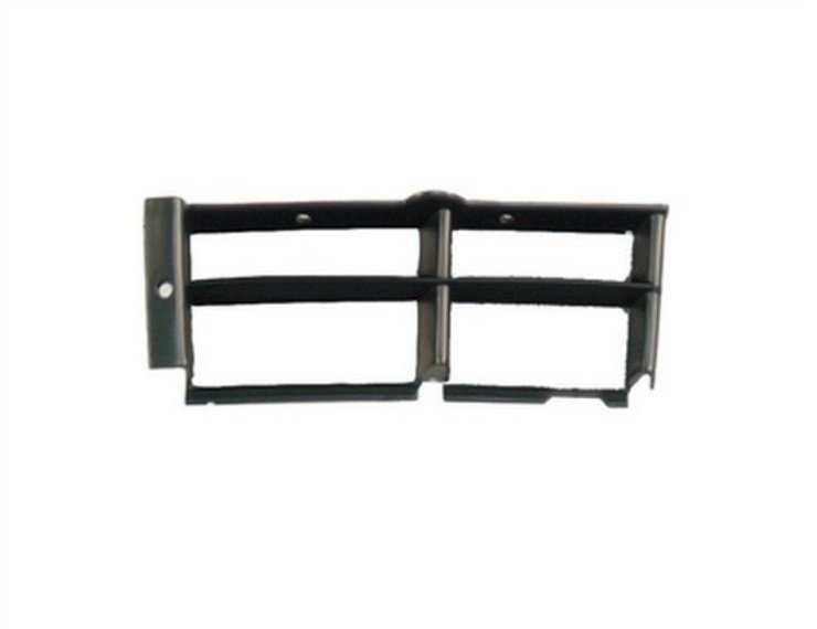 Accéder à la pièce Grille gauche du pare-chocs avant (4 trous)